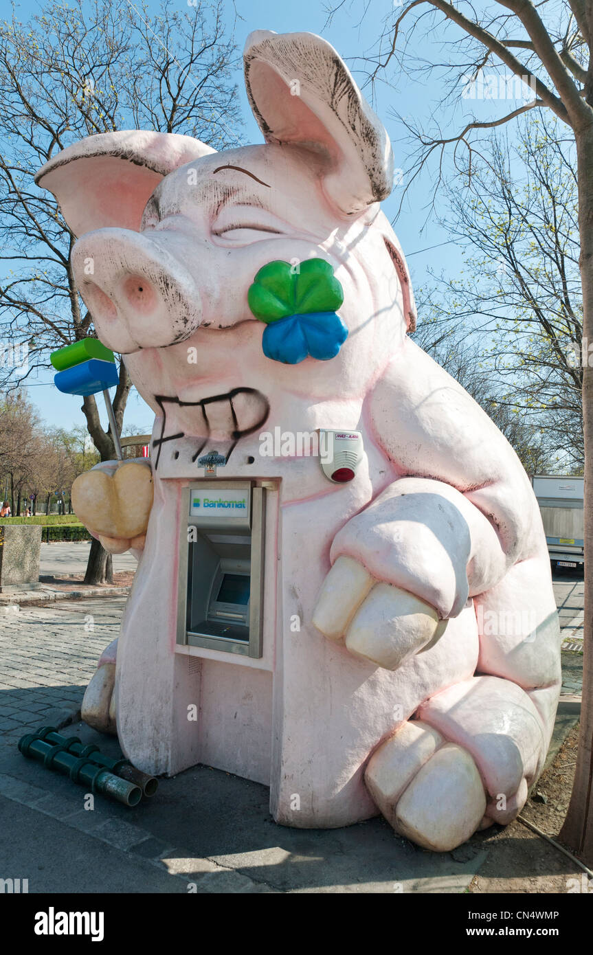 ATM in ein Schwein-Bildnis im Prater Vergnügungspark, Wien, Österreich, besser bekannt als der "Prater" untergebracht. Stockfoto
