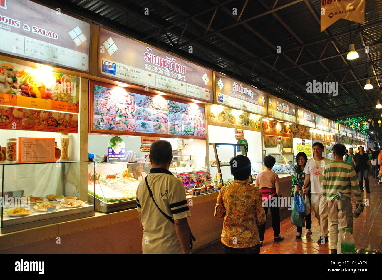Anusarn Markt Essensstände in Chiang Mai Nachtbasar, Chan Klan Road, Chiang Mai, Provinz Chiang Mai, Thailand Stockfoto