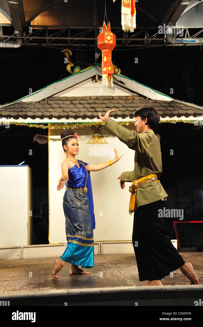 Thai Tänzerinnen bei Chiang Mai Nachtbasar, Chan Klan Road, Chiang Mai, Provinz Chiang Mai, Thailand Stockfoto