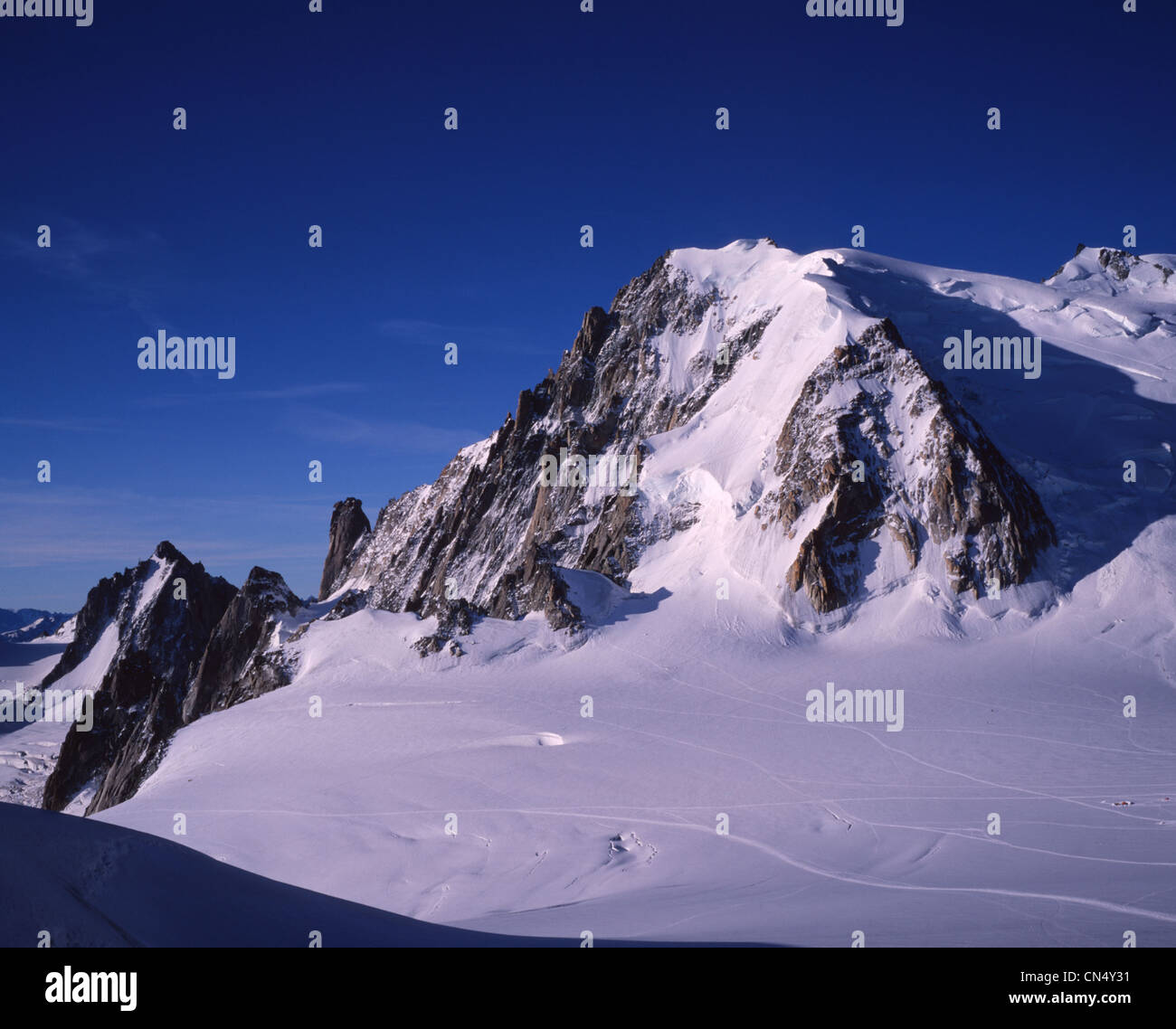 Berge und Gletscher des Mont Blanc Massivs im sommerlichen Bedingungen Stockfoto