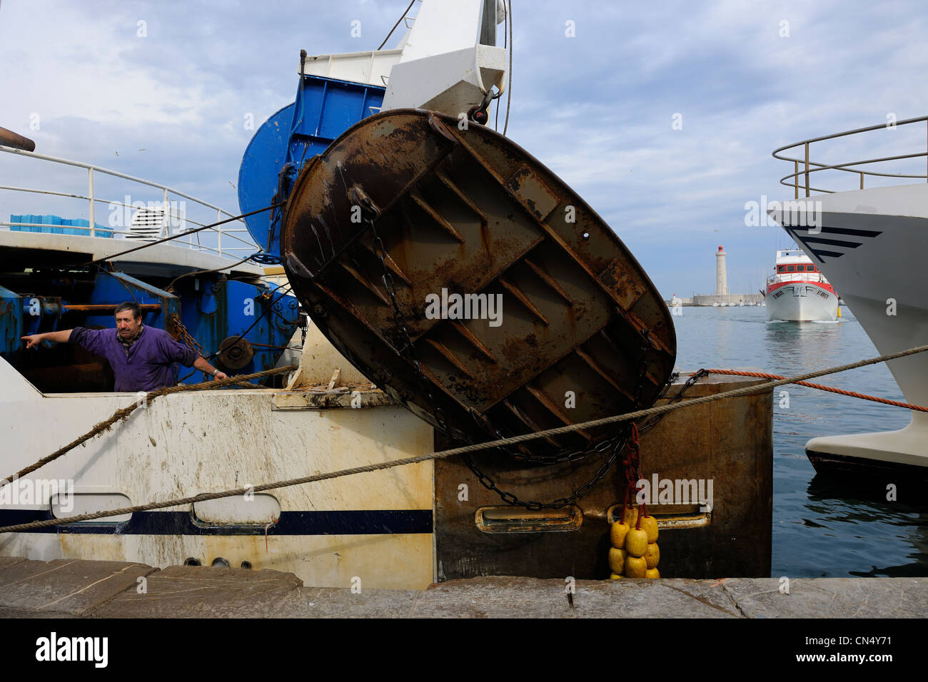 Frankreich, zu versteigern, Herault, Sete, Vieux Port (Alter Hafen), Docking-Aktivität auf dem Kai des Fisches, Markt und den Leuchtturm von Stockfoto