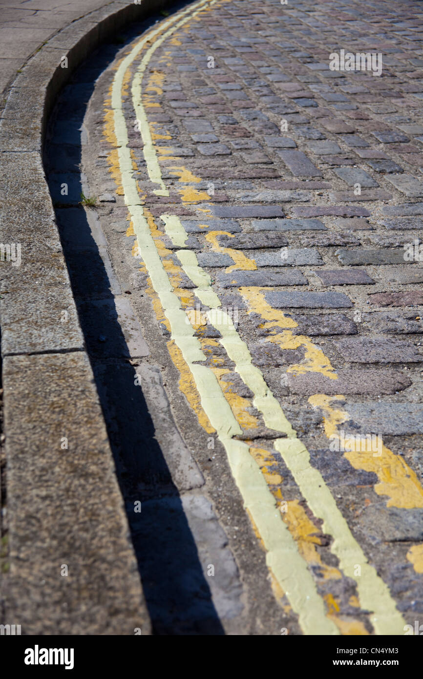 Fahrbahnmarkierungen, alte und neue doppelte gelbe Linien, UK Stockfoto
