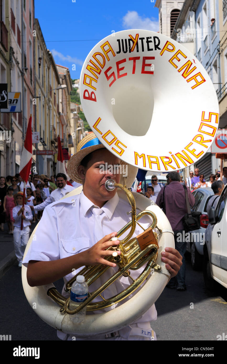 Frankreich, Herault, Sete, Fete De La Saint Louis (St. Louis fest), Parade der Wasser-jouteurs mit dem Los Marineros Orchester Stockfoto