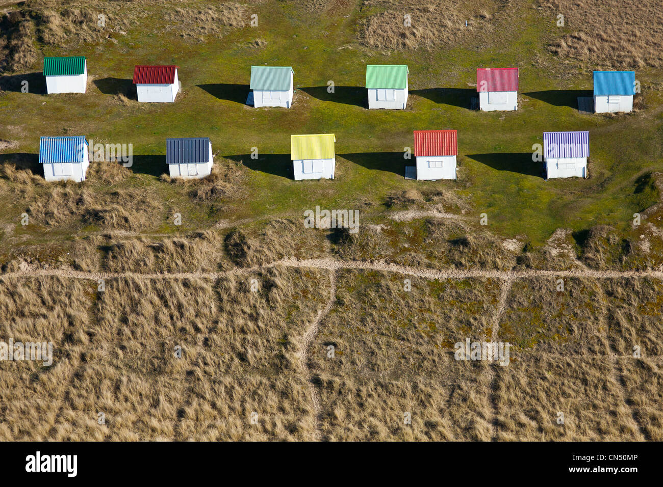Frankreich, Manche, Gouville Sur Mer, bunten Strandhäuschen (Luftbild) Stockfoto