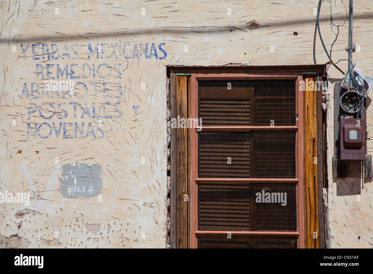Verblasst, Beschriftung Werbung Nahrungsmittel für den Verkauf auf der Außenseite eines verlassenen, verschlechterten Store in der "alten Stadt" Tucson, Arizona. Stockfoto