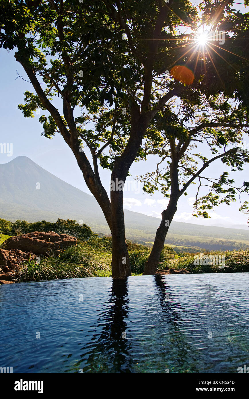 Blick auf Agua Vulkan aus privaten Plunge Pool in einem Zimmer in La Reunion Antigua Golf Resort & Residenzen. Stockfoto