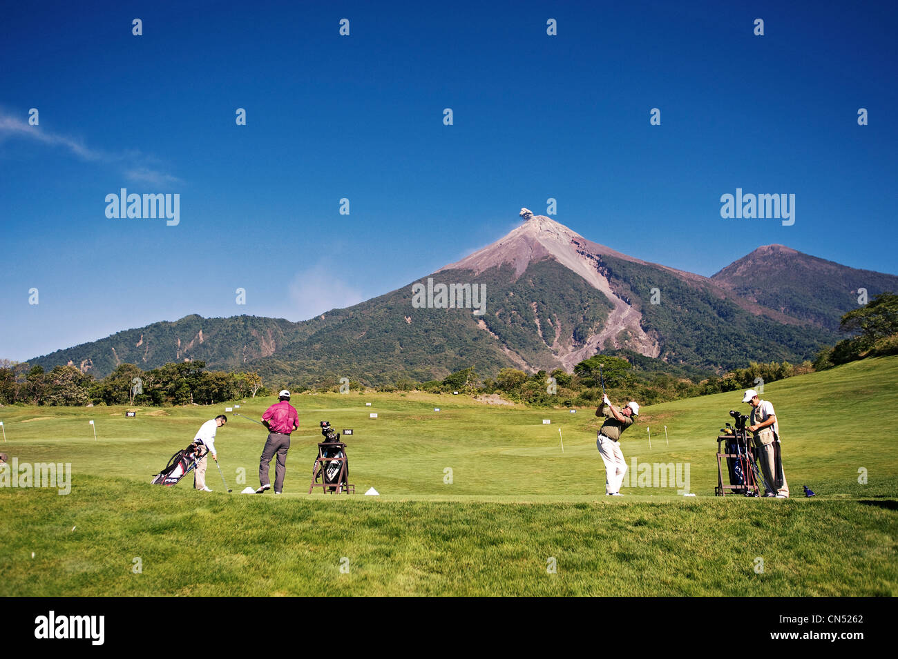 Driving-Range auf La Reunion Antigua Golf Resort & Residenzen mit Fuego und Acatenango Vulkanen im Hintergrund. Stockfoto
