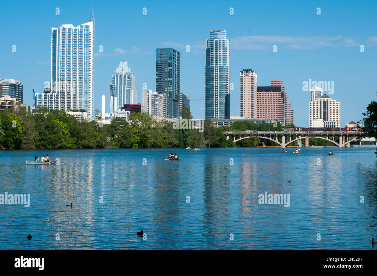 Skyline von Austin TX an einem sonnigen Nachmittag vom Lou Neff Point im Zilker Park. Stockfoto