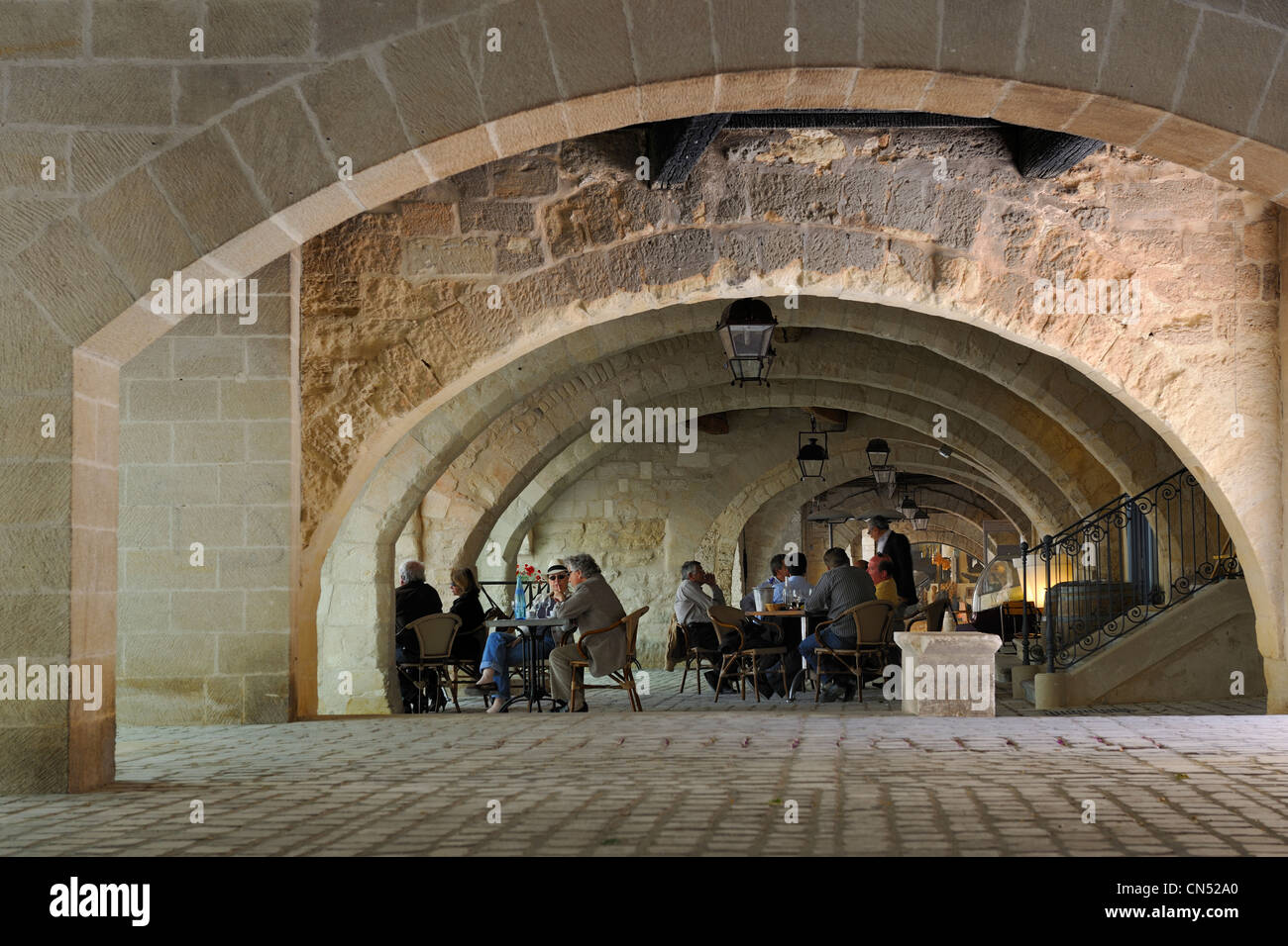 Frankreich, Gard, zahlt d'Uzege, Uzes, Restaurant unter den Arkaden rund um den Place Aux Herbes Stockfoto