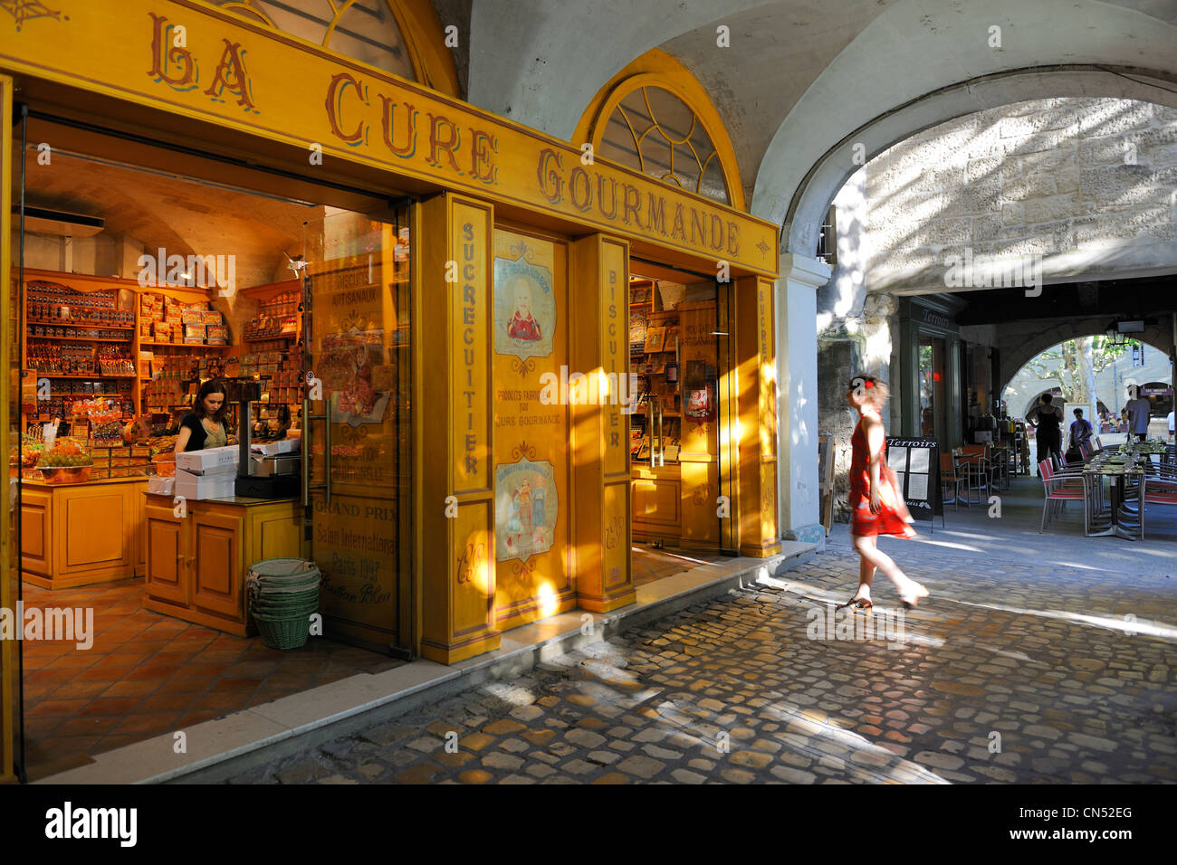 Frankreich, Gard, zahlt d'Uzege, Uzes, dem Wochenmarkt in den Place Aux Herbes umgeben von Arkaden Häuser und Straßencafés Stockfoto