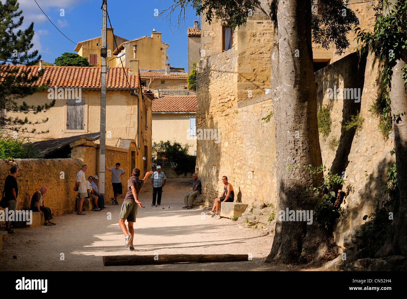 Frankreich, Gard, zahlt d'Uzege, Castillon du Gard, Pétanque (typische Boule) Spieler Stockfoto