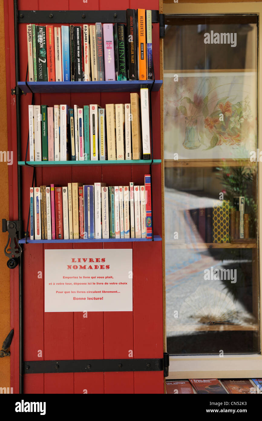 Frankreich, Gard, zahlt d'Uzege, Saint Quentin la Poterie, kostenloser Verleih von Büchern in der Straße Stockfoto