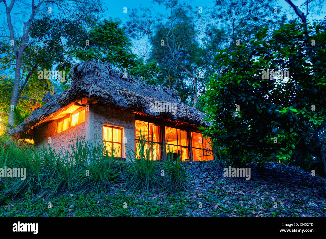 Kabine außen von Ni'tun Lodge. Petén, Guatemala. Stockfoto