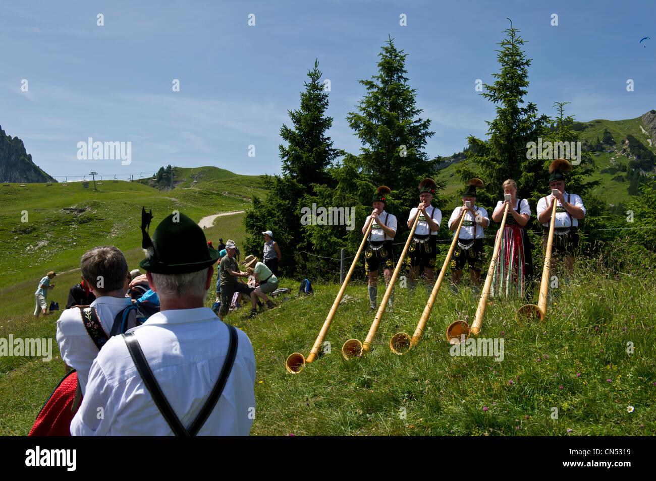 Deutschland, Bayern, Pfronten, Volksfest mit Open-Air-Messe am Mount Breitenberg, Alphorn Stockfoto