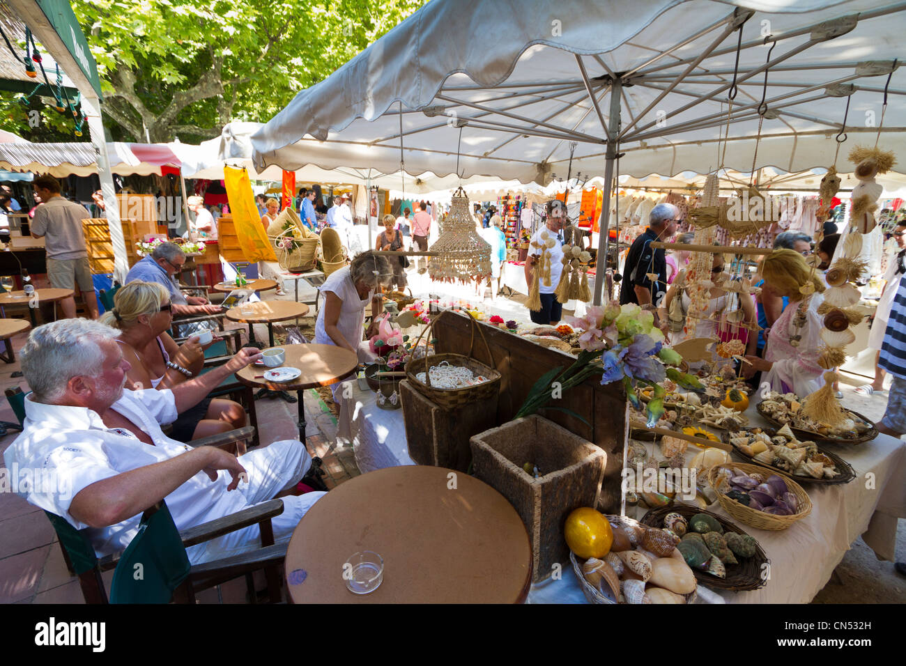 place-des-lices-terrasse-des-caf-s-und-st-nde-des-handwerks-auf-dem
