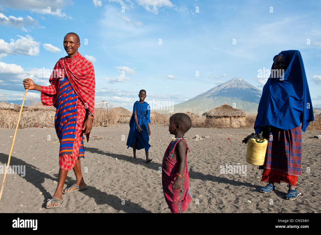 Tansania, Arusha-Region, Rift Valley, Umgebung von Natron-See, ein Massai-Dorf und der Oldoinyo Lengai im Hintergrund, Stockfoto