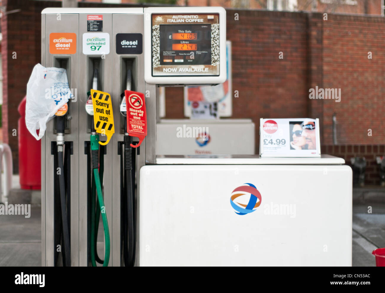 Benzin pumpen in Petts Wood, South East London während der gekauft, wenn Minister Francis Maude die Füllung einen Kanister Benzin Krise 2012 empfohlen Stockfoto