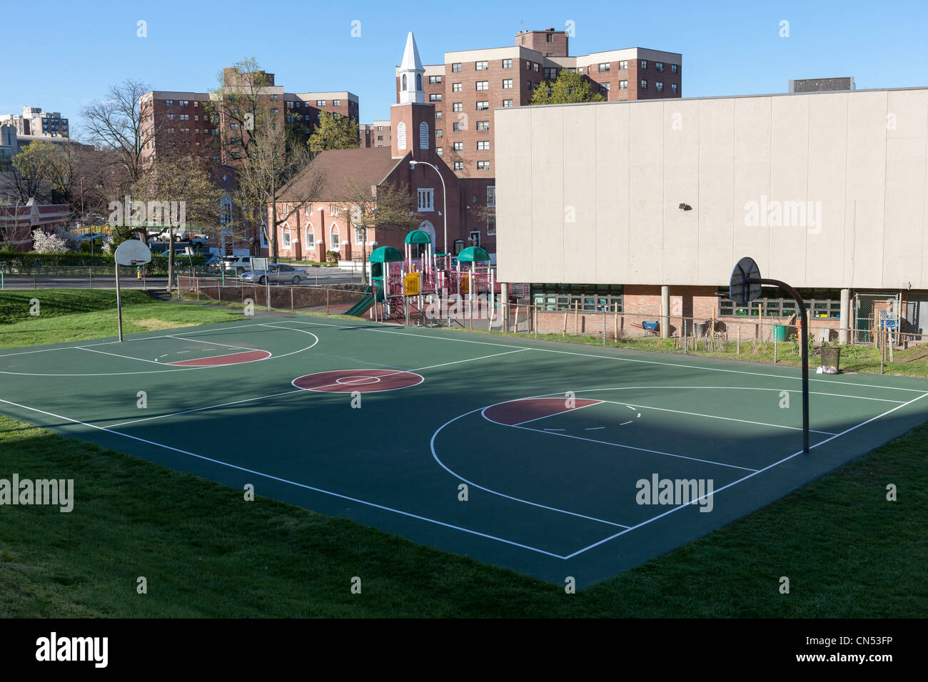 Das Basketballfeld auf dem Gelände der Thomas L. Slater Gemeindezentrum in White Plains, New York. Stockfoto