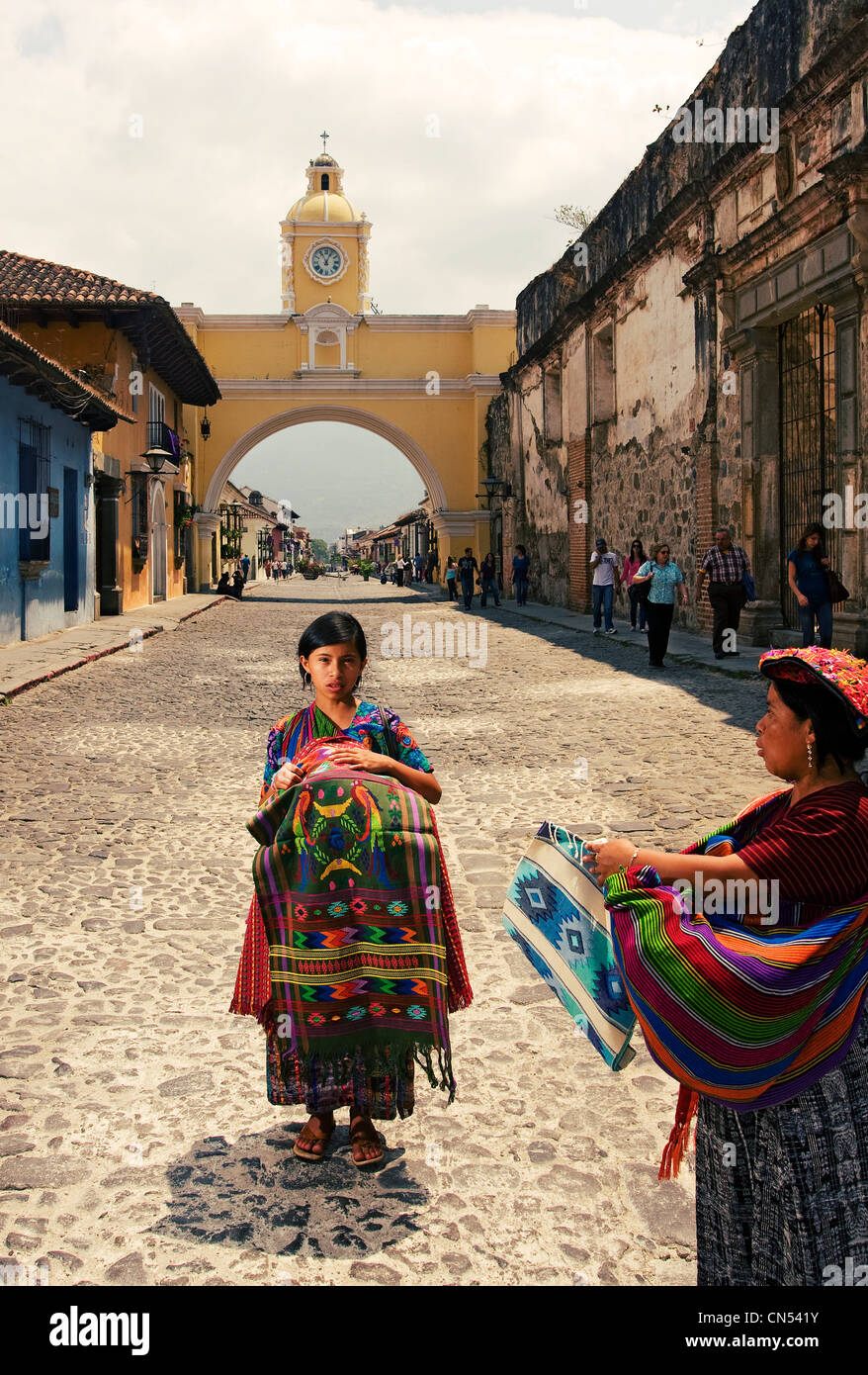 Maya-Kunsthandwerk-Anbieter mit Arco de Santa Catalina im Hintergrund; Antigua Guatemala. Stockfoto