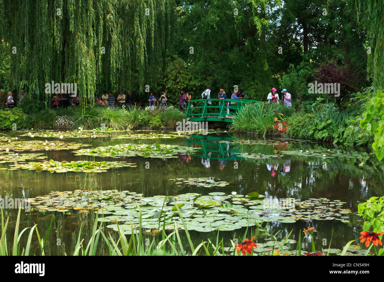 Seerosenteich und Brücke, Monets Garten Giverny, Normandie, Frankreich. Stockfoto