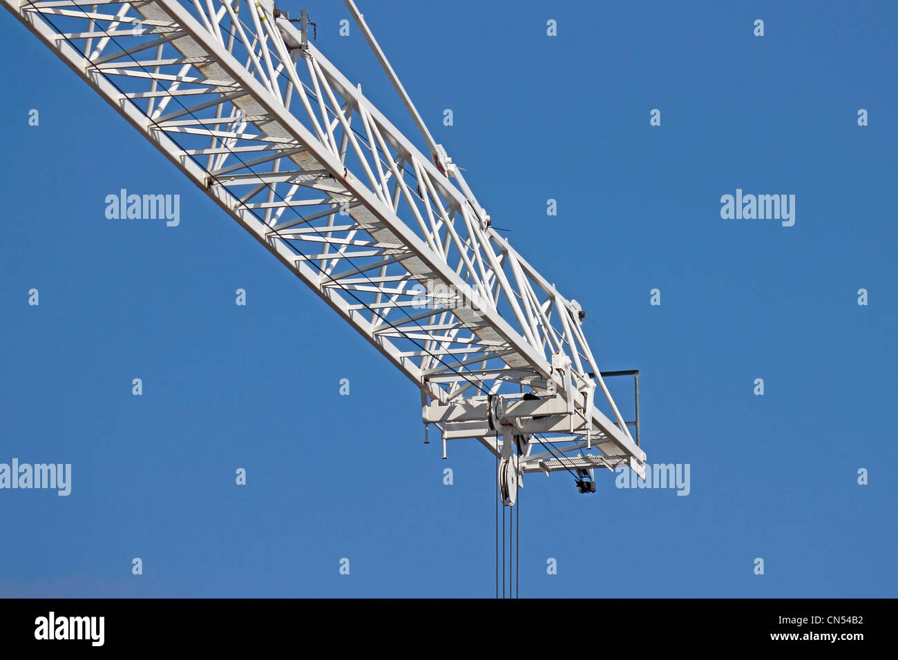 Kran-Ausleger vor blauem Himmelshintergrund niemand Turm Stockfoto
