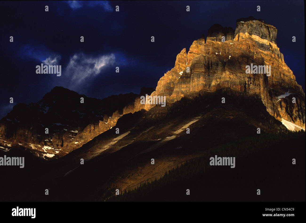 Kathedrale Klippen bei Dämmerung, Yoho-Nationalpark, Rocky Mountains, British Columbia Stockfoto