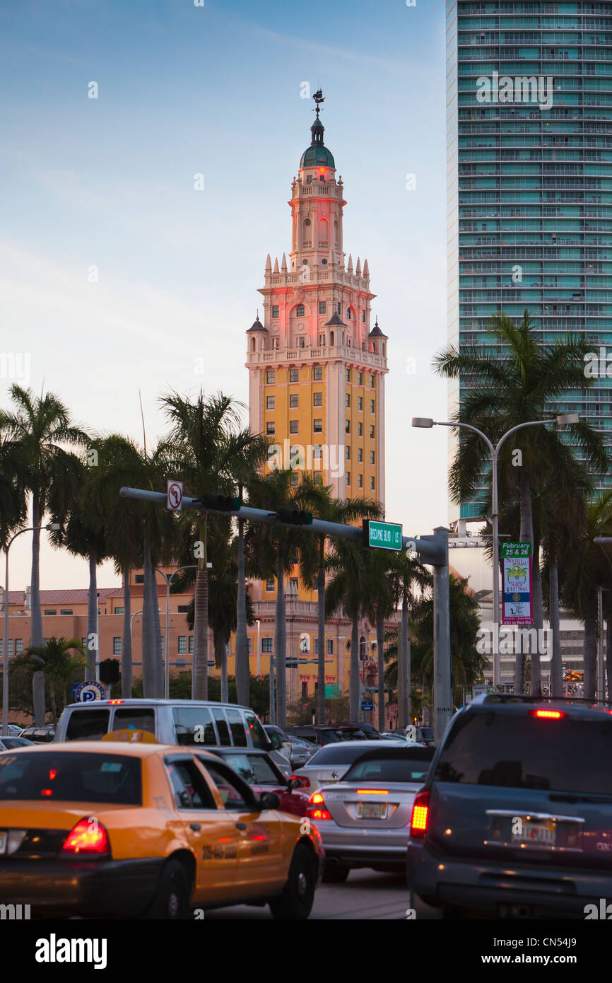 Verkehr und Freedom Tower, MIami, Florida, USA Stockfoto
