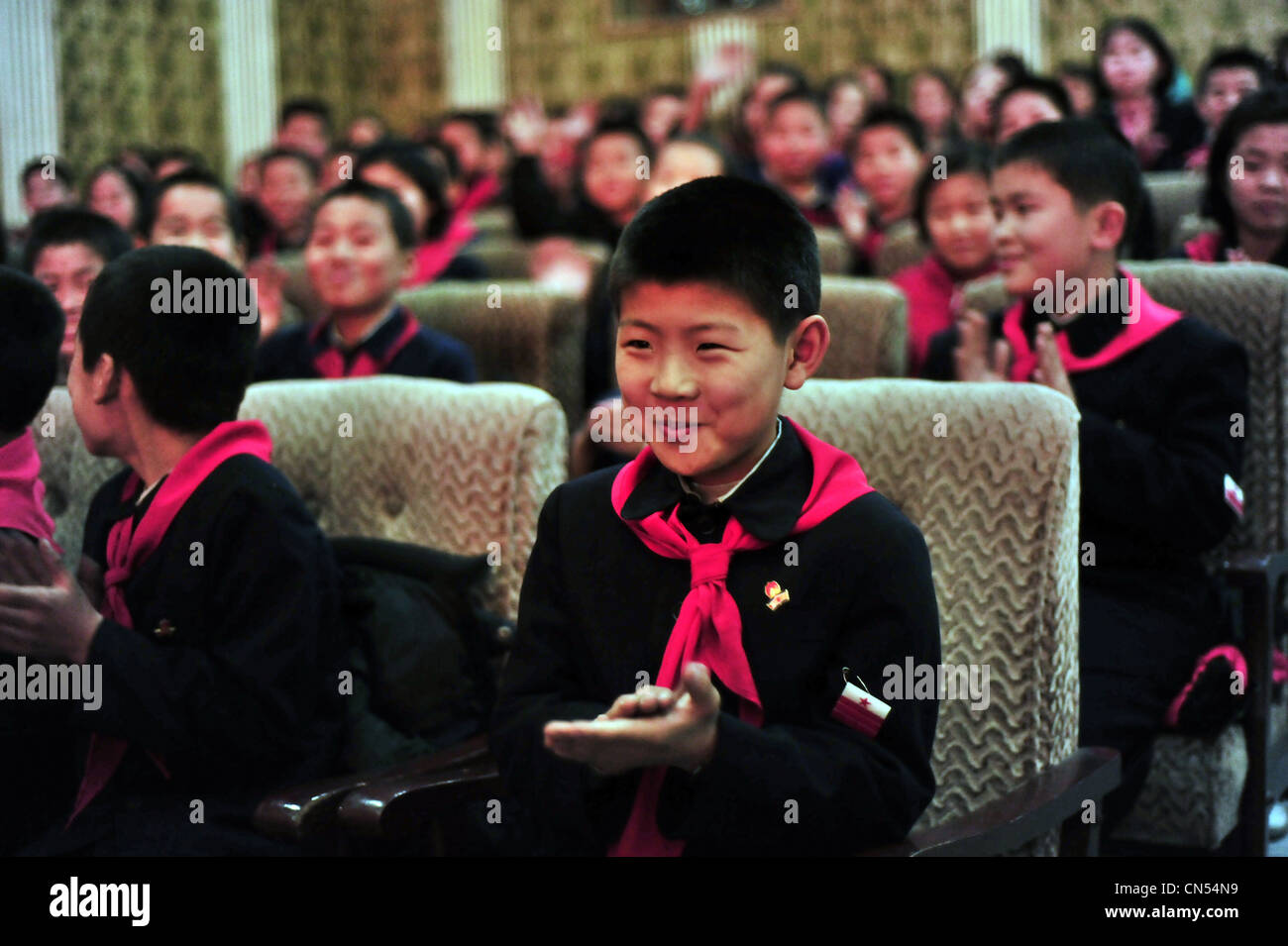 Nordkorea, Pjöngjang, Schüler, die eine Tanzperformance zu begrüßen Stockfoto