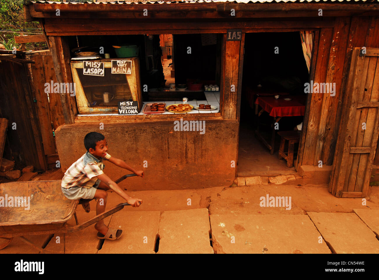 Madagaskar, ehemalige Provinz von Antananarivo, Analamanga Region, Ankazobe, Kind spielt auf barrow Stockfoto