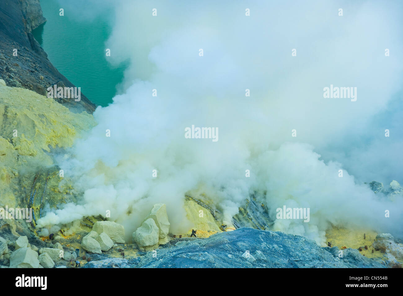 Indonesien, Java, Ost-Java Provinz, Bergbau Schwefel in Kawah Ijen Vulkan (2500m), einer der letzten Orte in der Welt von hand Stockfoto