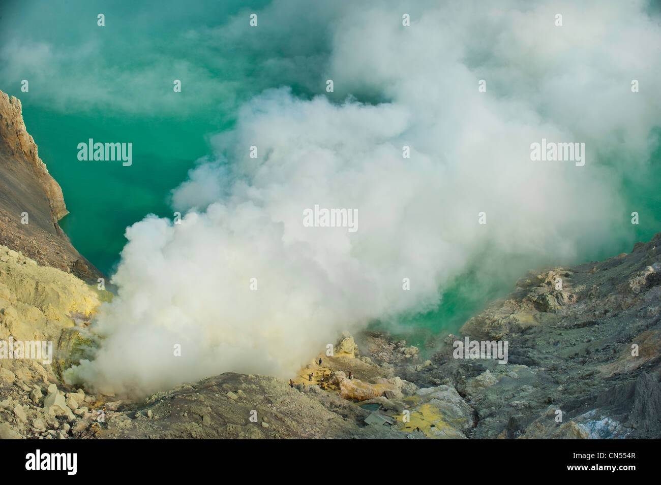 Indonesien, Java, Ost-Java Provinz, Bergbau Schwefel in Kawah Ijen Vulkan (2500m), einer der letzten Orte in der Welt von hand Stockfoto