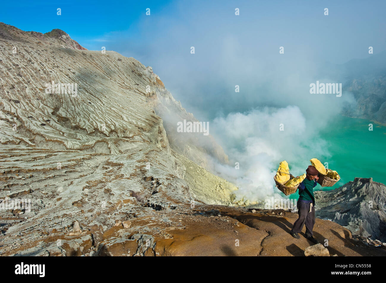 Indonesien, Java, Java Provinz Ost, Bergbau Schwefel händisch in Kawah Ijen Vulkan (2500m), der Träger Roknat zurückholen 70kg Stockfoto