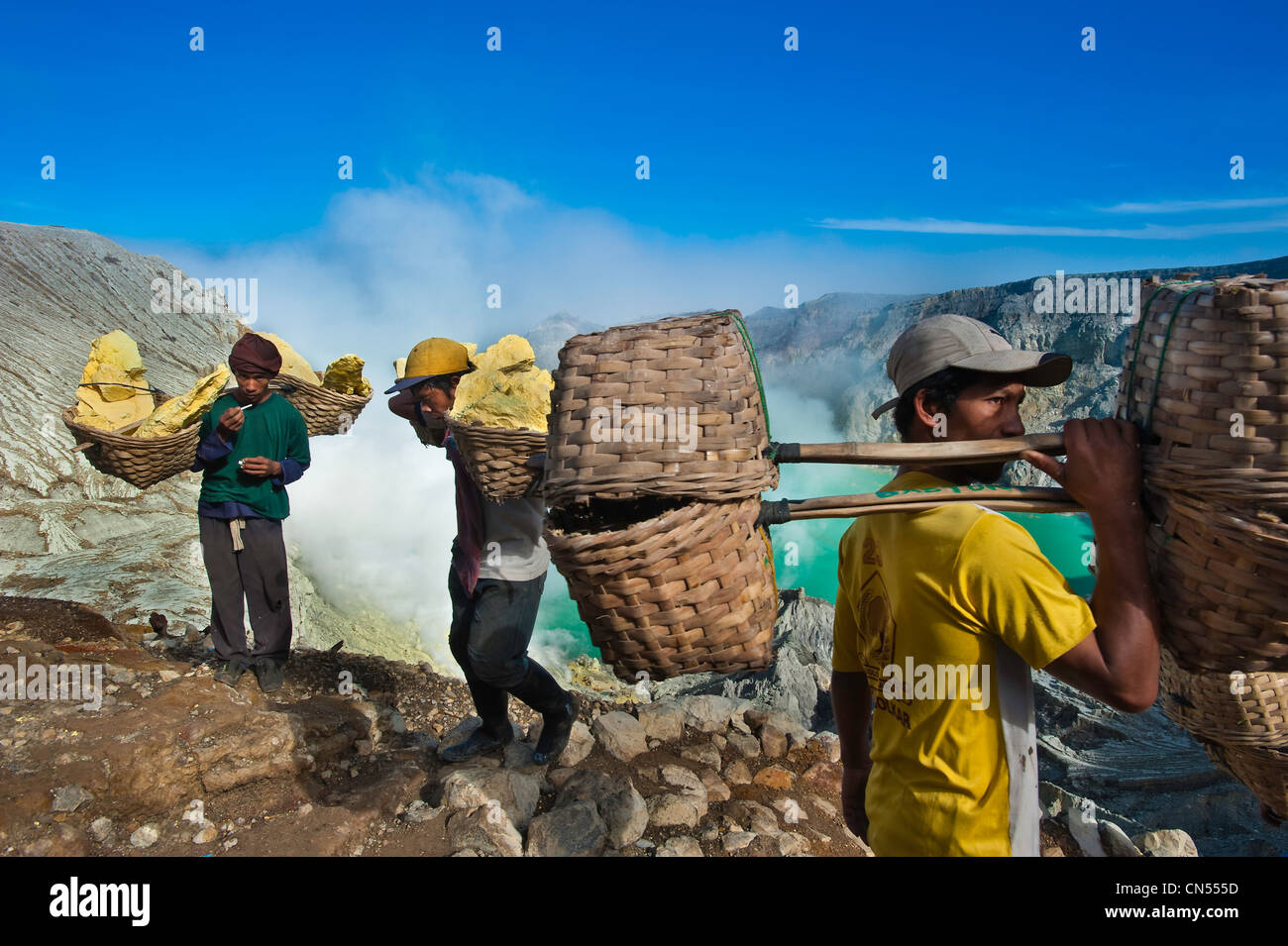 Indonesien, Java, Java Provinz Ost, Bergbau Schwefel händisch in Kawah Ijen Vulkan (2500m), der Träger Roknat zurückholen 70kg Stockfoto