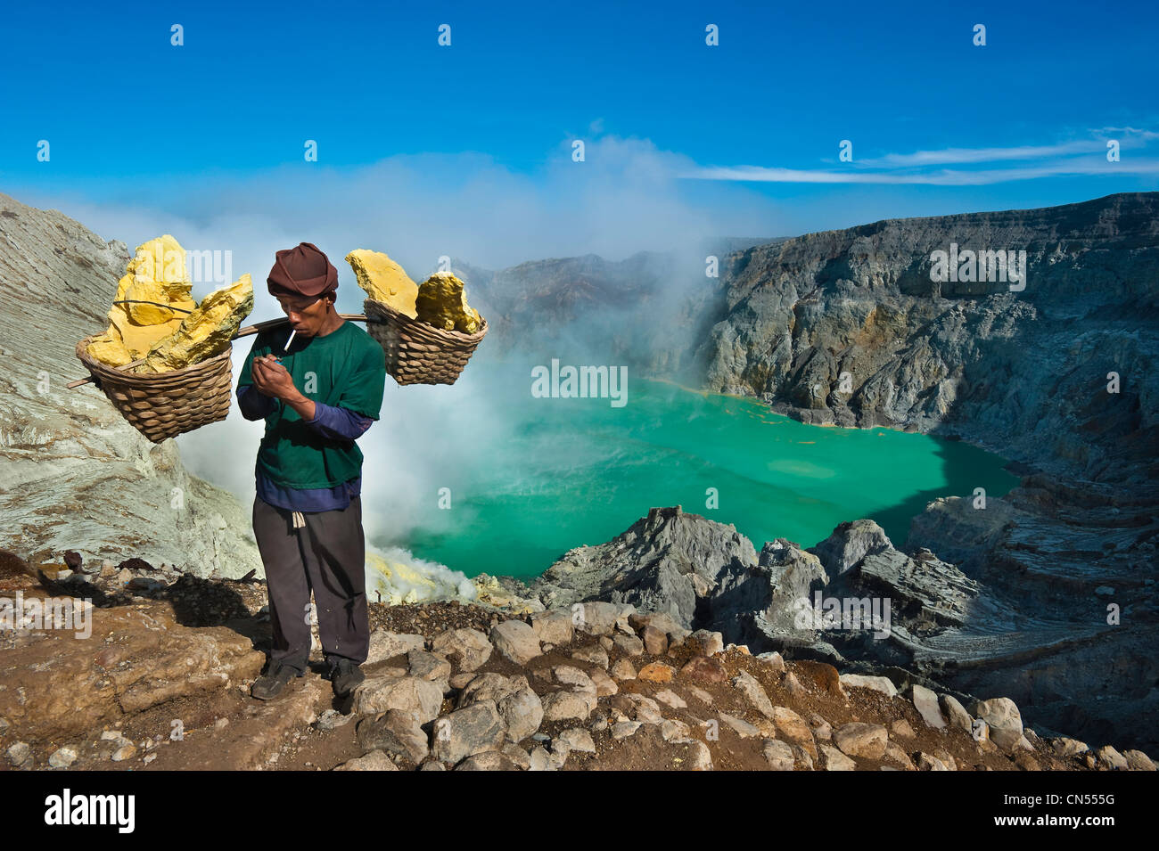 Indonesien, Java, Java Provinz Ost, Bergbau Schwefel händisch in Kawah Ijen Vulkan (2500m), der Träger Roknat zurückholen 70kg Stockfoto