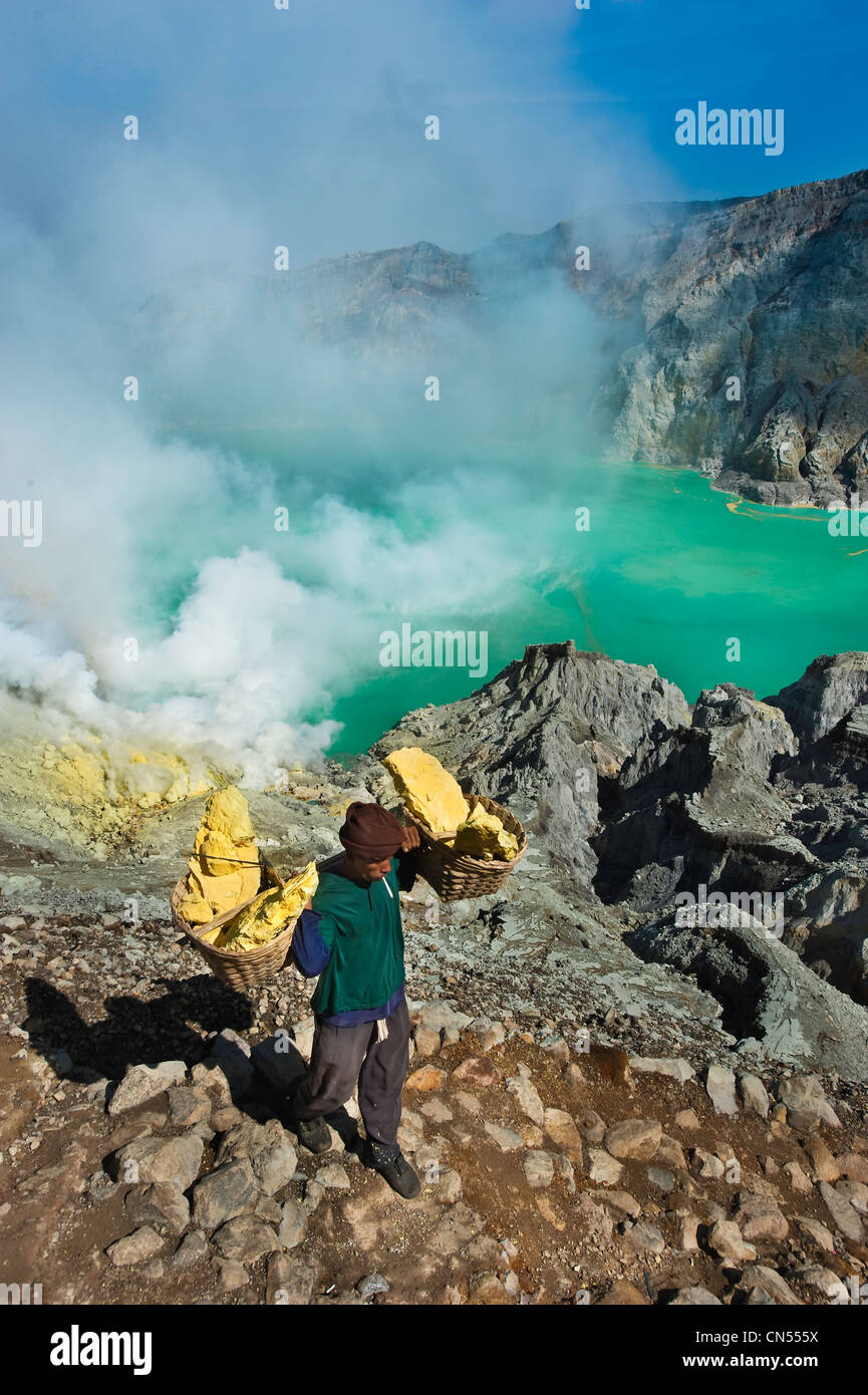 Indonesien, Java, Java Provinz Ost, Bergbau Schwefel händisch in Kawah Ijen Vulkan (2500m), der Träger Roknat zurückholen 70kg Stockfoto