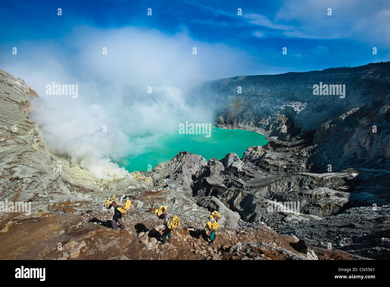 Indonesien, Java, Ost-Java Provinz, Bergbau Schwefel in Kawah Ijen Vulkan (2500m), einer der letzten Orte in der Welt von hand Stockfoto