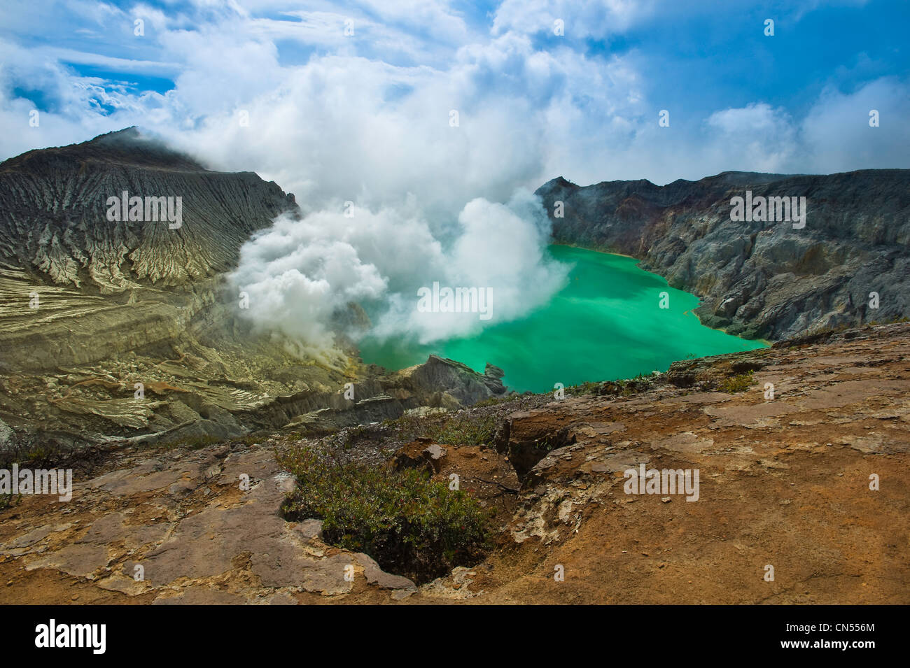 Indonesien, Java, Ost-Java Provinz, Bergbau Schwefel in Kawah Ijen Vulkan (2500m), einer der letzten Orte in der Welt von hand Stockfoto