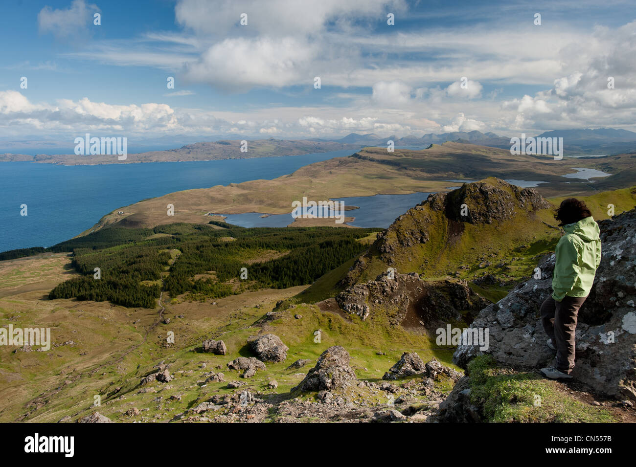 Großbritannien, Schottland, Inneren Hebriden, Insel Skye, Wandern in Old Man of Storr felsigen Hügel auf der Halbinsel Trotternish Stockfoto