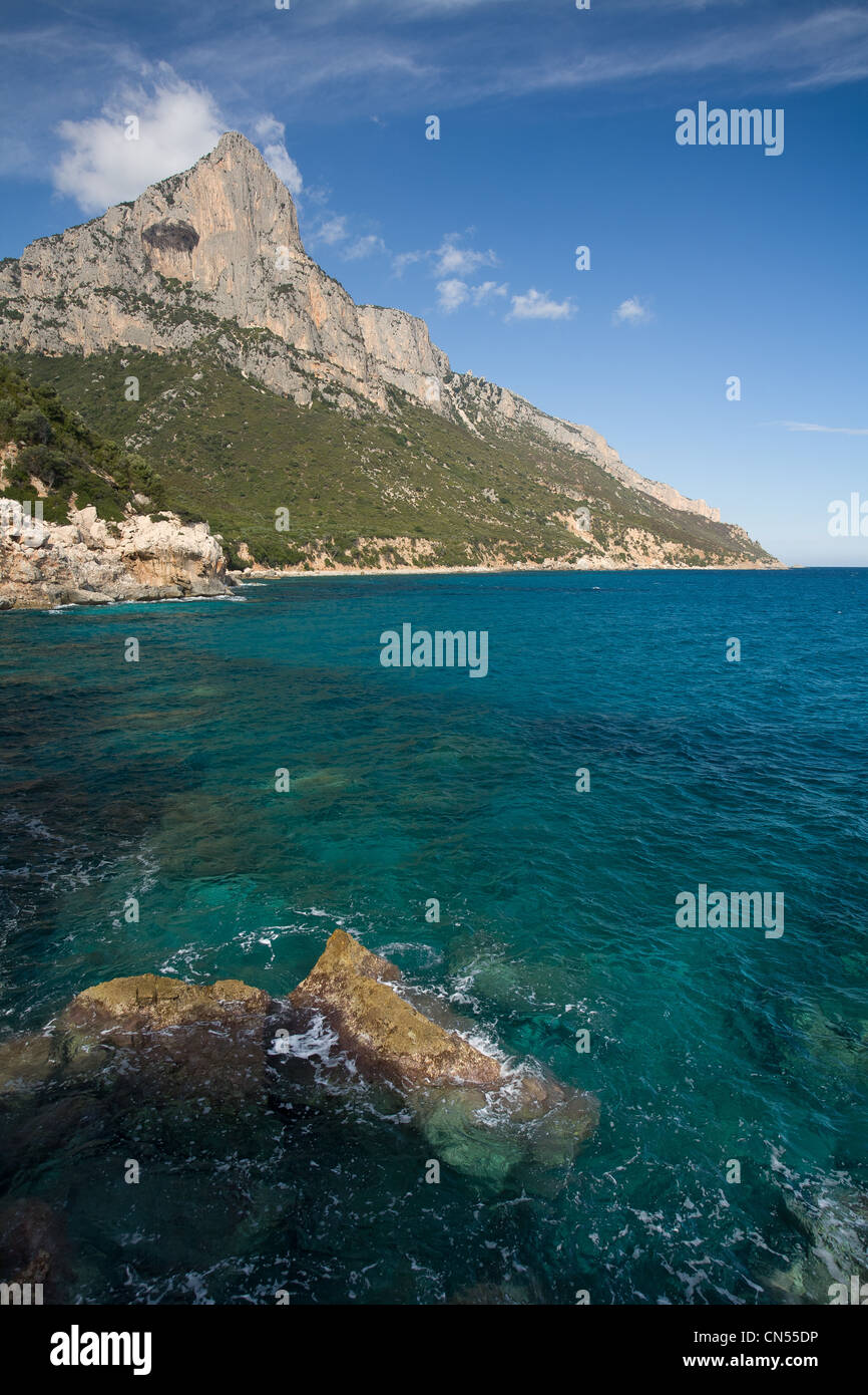 Italien, Sardinien, Ogliastra Provinz, Baunei, le 128 Meter aus Kalkstein Pedra Longa an der Küste von Santa Maria Navarrese Stockfoto