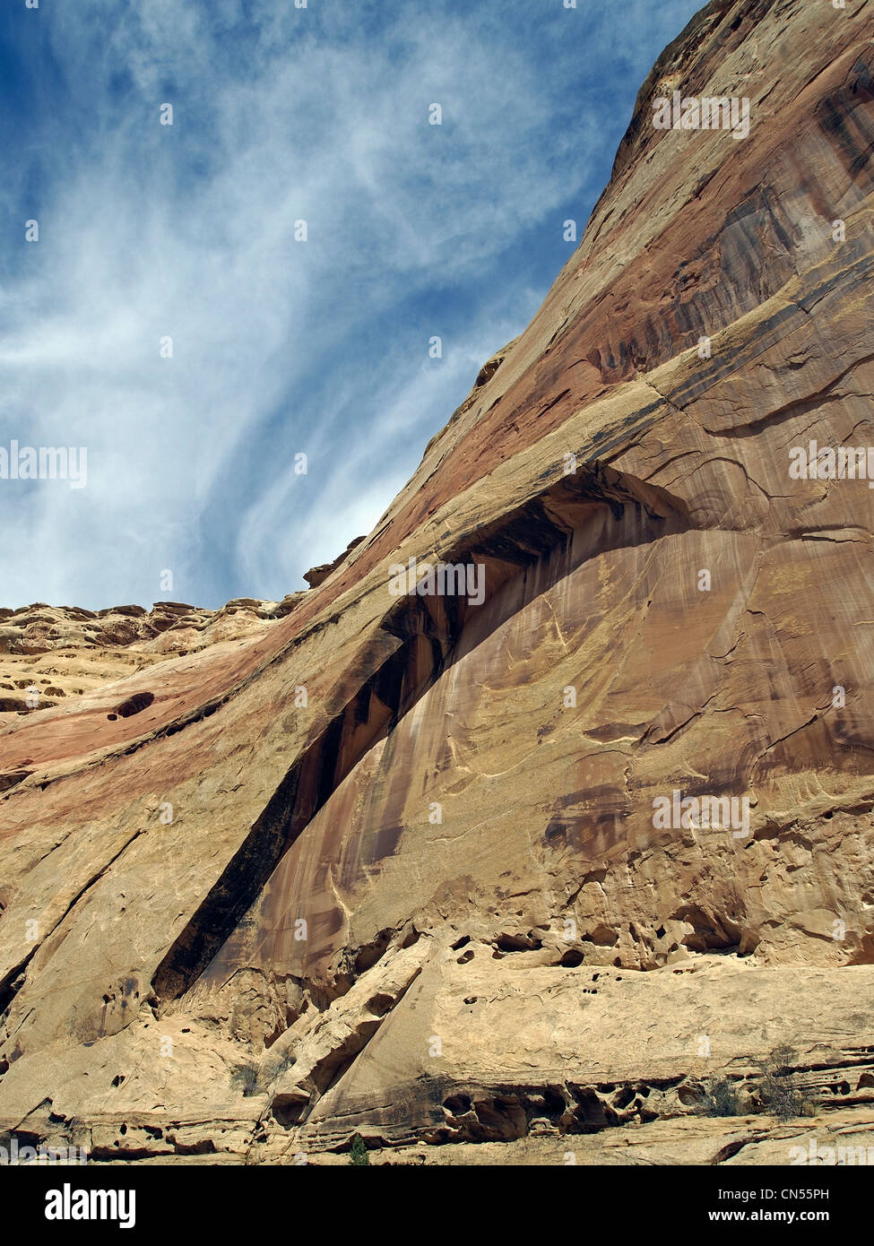 Eine große Felswand mit einem blinden Bogen. Stockfoto