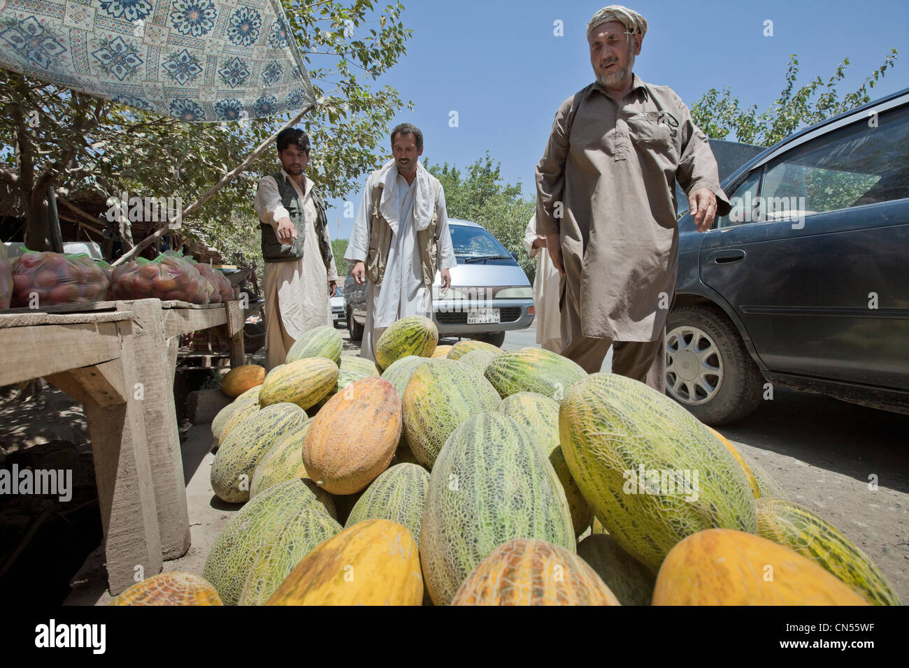 Afghanistan Kunduz Provinz, Aliabad, Melone Verkäufer an der Seite der Straße Stockfoto