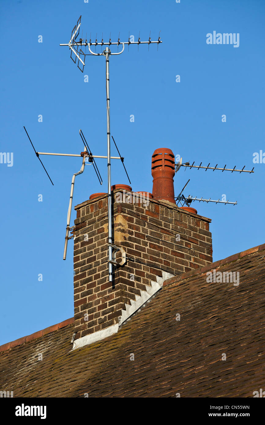 Fernsehantennen auf einem gemauerten Schornstein auf dem Dach von einem Haus, London, England, UK Stockfoto