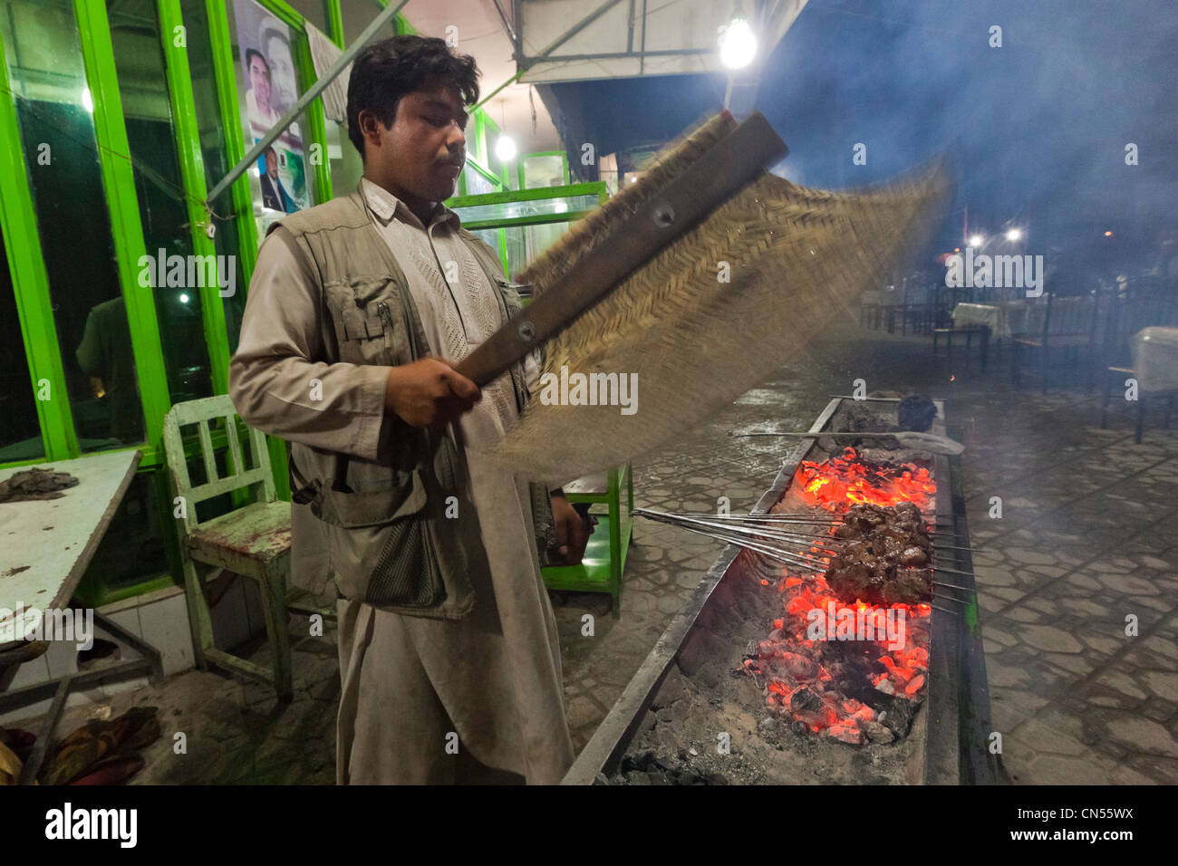 Afghanistan, Provinz Balkh, Mazar-i-Sharif, Chaikhana Restaurant, Man bereitet Hammel Spieße (Schaschlik) Stockfoto