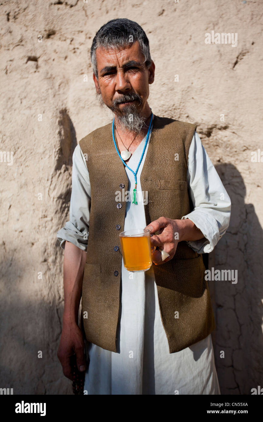 Afghanistan, Provinz Balkh, Balkh, No Gumbad Moschee, Hausmeister, Tee zu trinken. 9. Jahrhundert Moschee mit Griechisch, buddhistischen und Stockfoto