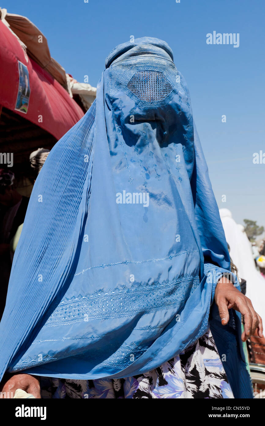 Afghanistan, Faryab Provinz, Andkhoi, Frau trägt Burka Einkaufen auf dem Markt Stockfoto