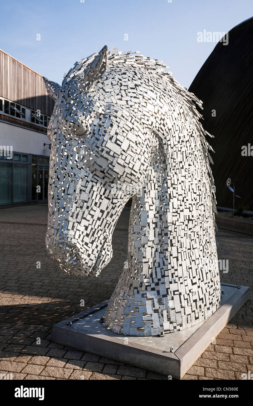 Scale Modell eines Kopfes Kelpie (Wasser-Pferd) von Andy Scott. Falkirk Wheel, Schottland. Stockfoto