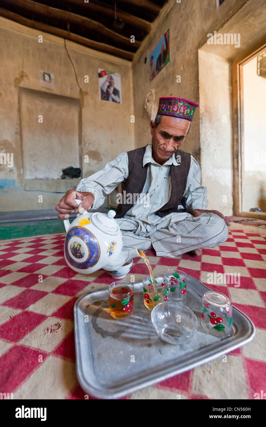 Afghanistan, Provinz Faryab, Andkhoi, Markt, Mann Tee servieren Stockfoto