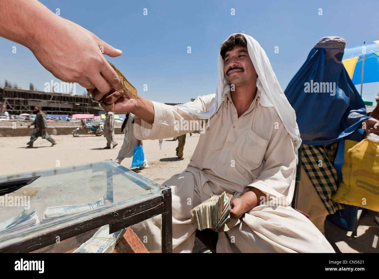 Afghanistan, Kabul, Chahari Sadarat, Männer ändern Währungen auf einem Markt Stockfoto