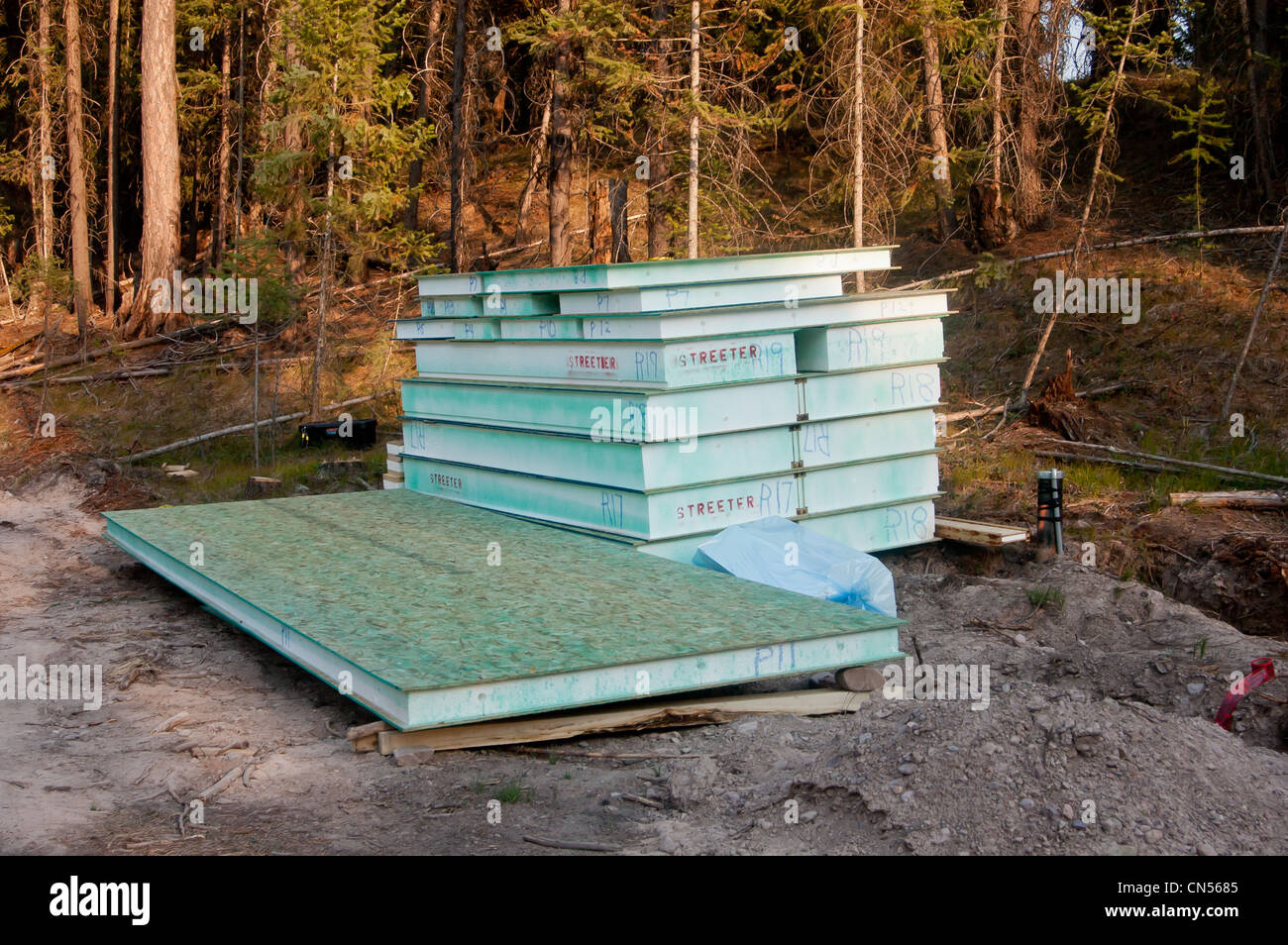 Ein Stapel von strukturellen isoliert Pantels (SIP) warten im Hausbau verwendet werden. Stockfoto