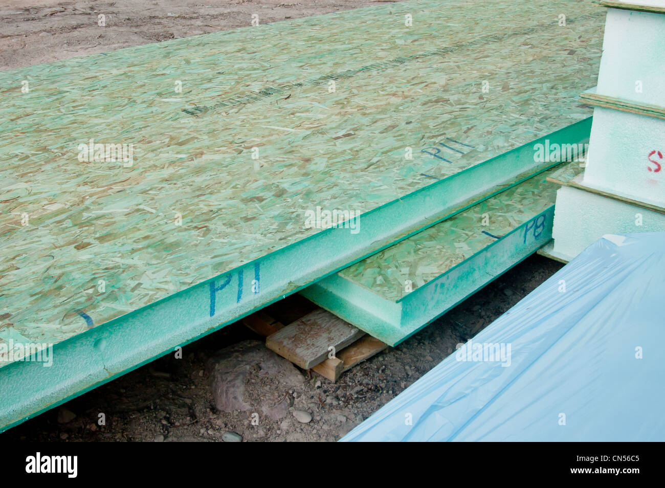 Nahaufnahme einer Raumangebote isoliert Panel (SIP) vor der Installation. Stockfoto